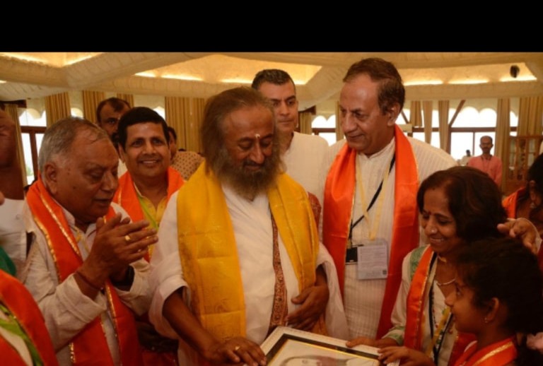 Dr. Suresh And Dr. Sarita Patil With Gurudev Sri Sri Ravi Shankar
